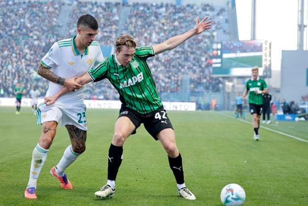 October 26, 2025, Reggio Emilia, Italy: Sassuolo s Kristian Thorstvedt (R) and Roma s Gianluca Mancinii (L) in action during the Italian Serie A soccer match US Sassuolo vs AS Roma at Mapei Stadium in Reggio Emilia, Italy, 26 October 2025. ANSA ELISABETTA BARACCHI. Soccer: Serie A ; Sassuolo - Roma  - ZUMAa110 20251026_zaf_a110_040 Copyright: xElisabettaxBaracchix