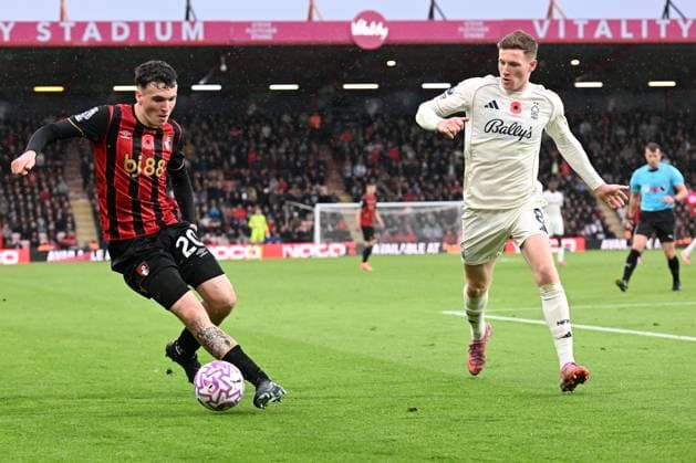 Bournemouth v Nottingham Forest Premier League Alex Jiminez of Bournemouth tries to find a way past Elliot Anderson of Nottingham Forest during the Premier League match at the Vitality Stadium, Bournemouth UK Newspapers OUT Copyright: xJeremyxLandeyx FIL-22402-0100
