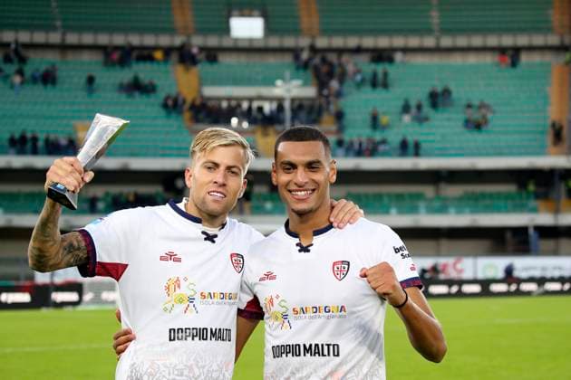 Cagliari s Mattia Felici, Cagliari s Riyad Idrissi celebration in the end during the Serie A soccer match between Hellas Verona and Cagliari at the Bentegodi Stadium in Verona, north west Italy - Sunday , October 26, 2025. - Soccer .  Copyright: xPaolaxGarbuio Lapressex