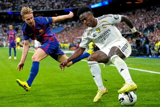 ESP: Real Madrid CF - FC Barcelona, Barca La Liga EA Sports. Date 10 Vinicius Junior of Real Madrid CF and Frenkie De Jong of FC Barcelona during the La Liga EA Sports match between Real Madrid CF and FC Barcelona played at Santiago Bernabeu Stadium on October 26, 2025 in Madrid. kpng Copyright: xCesarxCebollax xPRESSINx PS_251026_RMA_BAR_2425_471