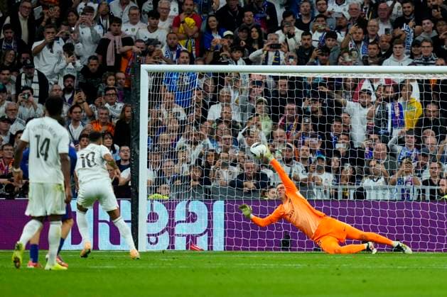 ESP: Real Madrid CF - FC Barcelona, Barca La Liga EA Sports. Date 10 Wojciech Szczesny of FC Barcelona stoping a penalty during the La Liga EA Sports match between Real Madrid CF and FC Barcelona played at Santiago Bernabeu Stadium on October 26, 2025 in Madrid. kpng Copyright: xCesarxCebollax xPRESSINx PS_251026_RMA_BAR_2425_472