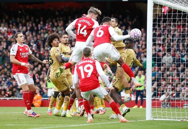 Gabriel (6) of Arsenal crashes into the post and hurts himself after a bad miss in the 2nd half Arsenal v Crystal Palace, Football, Premier League, Emirates Stadium, Islington, London, UK - 26 10 2025 EDITORIAL USE ONLY No use with unauthorised audio, video, data, fixture lists (outside the EU), club league logos or live services. Online in-match use limited to 45 images (+15 in extra time). No use to emulate moving images. No use in betting, games or Copyright: xMattxImpey Shutterstockx 15615303bb