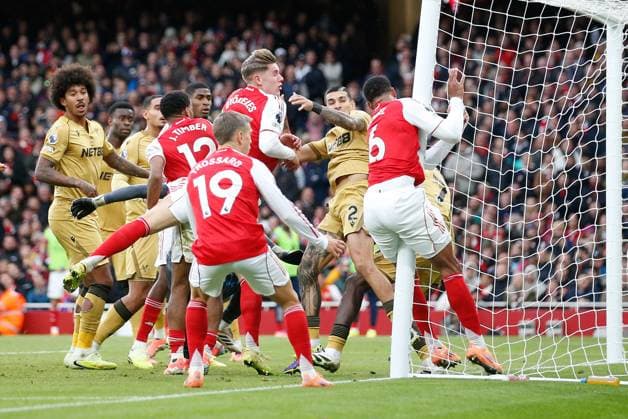 Gabriel (6) of Arsenal crashes into the post and hurts himself after a bad miss in the 2nd half Arsenal v Crystal Palace, Football, Premier League, Emirates Stadium, Islington, London, UK - 26 10 2025 EDITORIAL USE ONLY No use with unauthorised audio, video, data, fixture lists (outside the EU), club league logos or live services. Online in-match use limited to 45 images (+15 in extra time). No use to emulate moving images. No use in betting, games or Copyright: xMattxImpey Shutterstockx 15615303bc