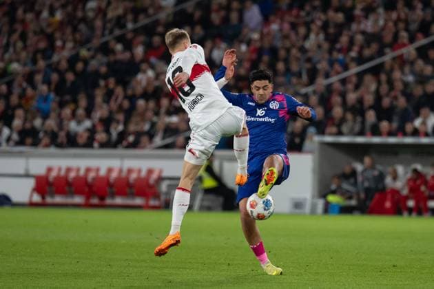 v li in duel Chris Fuehrich VfB Stuttgart, 10 , Nadiem Amiri 1 FSV Mainz 05, 10 GER, VfB Stuttgart vs 1 FSV Mainz 05, Football, Men, 1 Bundesliga, Matchday 8, Season 2025 2026, 26 10 2025, DFL DFB REGULATES PROHIBIT ANY USE OF PHOTOGRAPHS AS IMAGE SEQUENCES AND OR QUASI VIDEO, GER, VfB Stuttgart vs 1 FSV Mainz 05, Football, Men, 1 Bundesliga, Matchday 8, Season 2025 2026, 26 10 2025 Stuttgart Copyright: xEibner-Pressefoto WolfgangxFrankx EP_WFK