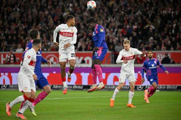 Penalty area scene, goal area scene header duel duel action Nikolas Nartey VfB Stuttgart 28 vs Danny da Costa 1 FSV Mainz 05 21 VfB Stuttgart vs 1 FSV Mainz 05 26 10 2025 DFL REGULATIONS PROHIBIT ANY USE OF PHOTOGRAPHS AS IMAGE SEQUENCES AND OR QUASI VIDEO VfB Stuttgart vs 1 FSV Mainz 05