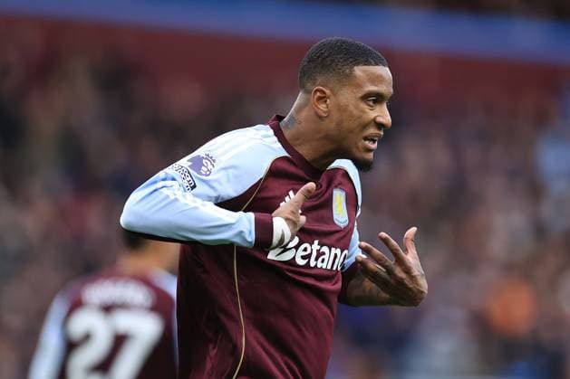 Fußball Premier League Aston Villa v Manchester City 26. Oktober 2025 Premier League Aston Villa v Manchester City Ezri Konsa von Aston Villa gestikuliert Foto Simon Stacpoole Abseits Birmingham UK  Copyright: xSimonxStacpoolexOffside