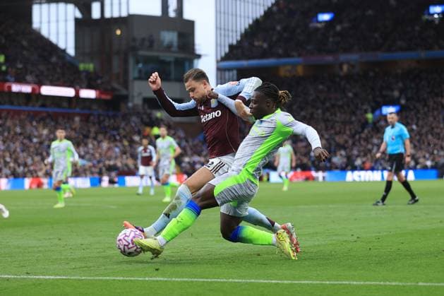 Fußball Premier League Aston Villa v Manchester City 26. Oktober 2025 Premier League Aston Villa v Manchester City Matty Cash von Aston Villa kämpft mit Jeremy Doku von Manchester City Foto Simon Stacpoole Abseits Birmingham UK  Copyright: xSimonxStacpoolexOffside