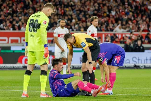 Paul Nebel 1 FSV Mainz, 08 injured on the ground , Germany, Football, 1 Bundesliga, Matchday 8, 2025 2026, VfB Stuttgart vs 1 FSV Mainz 05, 26 10 2025, MHP Arena, Stuttgart, Germany Stuttgart MHP Arena Baden Württemberg Germany Copyright: xGrantxHubbsx