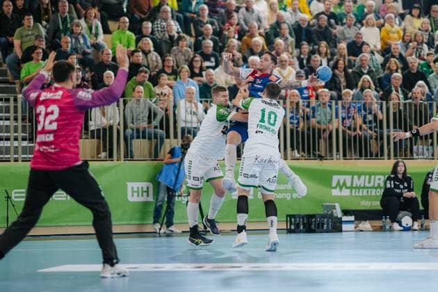 Martin Schmiedt HC Oppenweiler Backnang, 21 and Nick Froehlich HC Oppenweiler Backnang, 10 disrupt Csaba Leimeter HBW Balingen Weilstetten, 55 on the throw, HC Oppenweiler Backnang vs HBW Balingen Weilstetten, Handball, 2 Bundesliga, Matchday 9, Season 2025 2026, 26 10 2025, HC Oppenweiler Backnang vs HBW Balingen Weilstetten, Handball, 2 Bundesliga, Matchday 9, Season 2025 2026, 26 10 2025 Backnang Copyright: xEibner-Pressefoto LarsxNeumannx EP_LNN