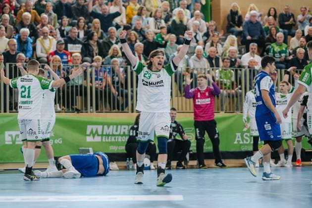 Jan Forstbauer HC Oppenweiler Backnang, 23 celebrates after a defensive action, Csaba Leimeter HBW Balingen Weilstetten, 55 lies on the ground, HC Oppenweiler Backnang vs HBW Balingen Weilstetten, Handball, 2 Bundesliga, Matchday 9, Season 2025 2026, 26 10 2025, HC Oppenweiler Backnang vs HBW Balingen Weilstetten, Handball, 2 Bundesliga, Matchday 9, Season 2025 2026, 26 10 2025 Backnang Copyright: xEibner-Pressefoto LarsxNeumannx EP_LNN