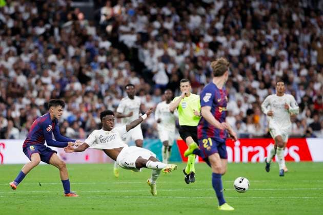 La liga - Real Madrid vs Barcelona MADRID, SPAIN - October 26:Vinicius Jr of Real Madrid and Pedri of Barcelona fight for the ball during the Laliga 2025 26 match between Real Madrid and Barcelona at Santiago Bernabeu Stadium. (Photo by Guille Martinez f22photo) Madrid Santiago Bernabeu Stadium Spain Copyright: xGuillermoxMartinezx