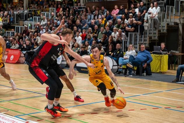 Soeren Eyke Urbansky Bayer Giants Leverkusen, 51 , Gian Bahattin Aydinoglu Bozic Estriche Knights Kirchheim, 04 , GER, Bozic Estriche Knights Kirchheim vs Bayer Giants Leverkusen, BARMER 2 Basketball Bundesliga, 05 Spieltag, Saison 2025 2026, 26 10 2025 GER, Bozic Estriche Knights Kirchheim vs Bayer Giants Leverkusen, BARMER 2 Basketball Bundesliga, 05 Spieltag, Saison 2025 2026, 26 10 2025 Kirchheim unter Teck Copyright: xEibner-Pressefoto SilasxKunzx EP_SKZ