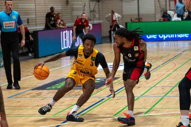 Charles Tyrone Harris Jr Bozic Estriche Knights Kirchheim, 03 , gKobe Langley Bayer Giants Leverkusen, 08 , GER, Bozic Estriche Knights Kirchheim vs Bayer Giants Leverkusen, BARMER 2 Basketball Bundesliga, 05 Spieltag, Saison 2025 2026, 26 10 2025 GER, Bozic Estriche Knights Kirchheim vs Bayer Giants Leverkusen, BARMER 2 Basketball Bundesliga, 05 Spieltag, Saison 2025 2026, 26 10 2025 Kirchheim unter Teck Copyright: xEibner-Pressefoto SilasxKunzx EP_SKZ