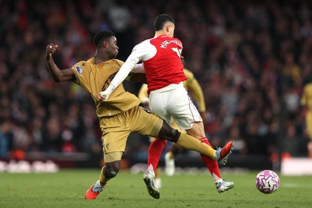 Arsenal gegen Crystal Palace 26. Oktober 2025 London Premier League Fußball Arsenal gegen Crystal Palace Marc Guehi von Crystal Palace geht gegen Gabriel Martinelli von Arsenal vor Foto von Mark Leech London UK  Copyright: xMarkxLeechxOffside