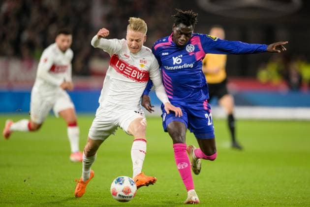 Soccer, 1 Bundesliga, 20251026, VfB Stuttgart 1 FSV Mainz 05 In the picture from l Chris FÜHRICH Stuttgart, 10 , Danny DA COSTA Mainz, 21 duel ball Stuttgart MHP Arena Baden Württemberg Germany Copyright: Passion2Press MarkusxFischerx