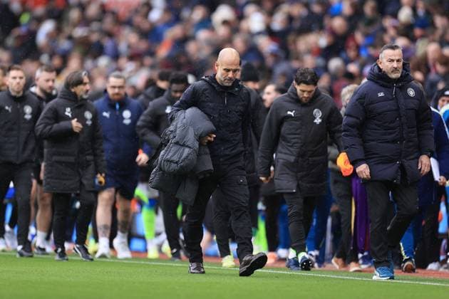 Fußball Premier League Aston Villa gegen Manchester City 26. Oktober 2025 Premier League Aston Villa gegen Manchester City Manchester City Trainer Pep Guardiola geht weg Foto Simon Stacpoole Abseits Birmingham UK  Copyright: xSimonxStacpoolexOffside