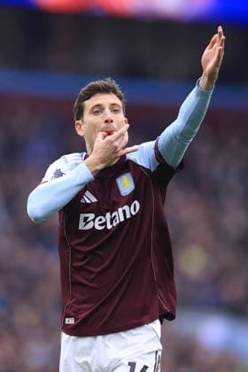 Fußball Premier League Aston Villa v Manchester City 26. Oktober 2025 Premier League Aston Villa v Manchester City Pau Torres von Aston Villa pfeift um Aufmerksamkeit Foto Simon Stacpoole Abseits Birmingham UK  Copyright: xSimonxStacpoolexOffside