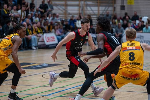 Phillip Montreal Russell Bozic Estriche Knights Kirchheim, 01 , Luca Finn Kahl Bayer Giants Leverkusen, 03 , Ricardo Lynch Bayer Giants Leverkusen, 11 , Lucas Mayer Bozic Estriche Knights Kirchheim, 08 , GER, Bozic Estriche Knights Kirchheim vs Bayer Giants Leverkusen, BARMER 2 Basketball Bundesliga, 05 Matchday, Season 2025 2026, 26 10 2025 GER, Bozic Estriche Knights Kirchheim vs Bayer Giants Leverkusen, BARMER 2 Basketball Bundesliga, 05 Matchday, Season 2025 2026, 26 10 2025 Kirchheim unter Teck Copyright: xEibner-Pressefoto SilasxKunzx EP_SKZ