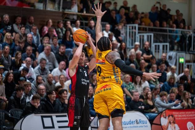 Luca Finn Kahl Bayer Giants Leverkusen, 03 , Tylan James Pope Bozic Estriche Knights Kirchheim, 09 , GER, Bozic Estriche Knights Kirchheim vs Bayer Giants Leverkusen, BARMER 2 Basketball Bundesliga, 05 Spieltag, Saison 2025 2026, 26 10 2025 GER, Bozic Estriche Knights Kirchheim vs Bayer Giants Leverkusen, BARMER 2 Basketball Bundesliga, 05 Spieltag, Saison 2025 2026, 26 10 2025 Kirchheim unter Teck Copyright: xEibner-Pressefoto SilasxKunzx EP_SKZ