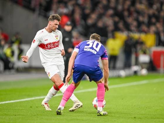 Pascal Stenzel (VfB Stuttgart) und Silvan Widmer (1. FSV Mainz 05) im Zweikampf waehrend des Spiels der 1. Bundesliga zwischen VfB Stuttgart und 1. FSV Mainz 05, MHPArena Stuttgart am 26. October 2025 in Stuttgart, Deutschland. (Foto von Harry Langer DeFodi Images) +++ Pascal Stenzel (VfB Stuttgart) und Silvan Widmer (1. FSV Mainz 05) battle for the ball during the Bundesliga match between VfB Stuttgart and 1. FSV Mainz 05 at MHPArena Stuttgart on October 26, 2025 in Stuttgart, Germany. (Photo by Harry Langer DeFodi Images) DFL regulations prohibit any use of photographs as image sequences and or quasi-video. (Photo by Harry Langer DeFodi Images) DFL regulations prohibit any use of photographs as image sequences and or quasi-video. Pascal Stenzel VfB Stuttgart and Silvan Widmer 1 FSV Mainz 05 in a duel during the Bundesliga match between VfB Stuttgart and 1 FSV Mainz 05, MHPArena Stuttgart on October 26, 2025 in Stuttgart, Germany Photo by Harry Langer DeFodi Images Pascal Stenzel VfB Stuttgart and Silvan Widmer 1 FSV Mainz 05 battle for the ball during the Bundesliga match between VfB Stuttgart and 1 FSV Mainz 05 at MHPArena Stuttgart on October 26, 2025 in Stuttgart, Germany Photo by Harry Langer DeFodi Images DFL regulations prohibit any use of photographs as image sequences and or quasi video Photo by Harry Langer DeFodi Images DFL regulations prohibit any use of photographs as image sequences and or quasi video