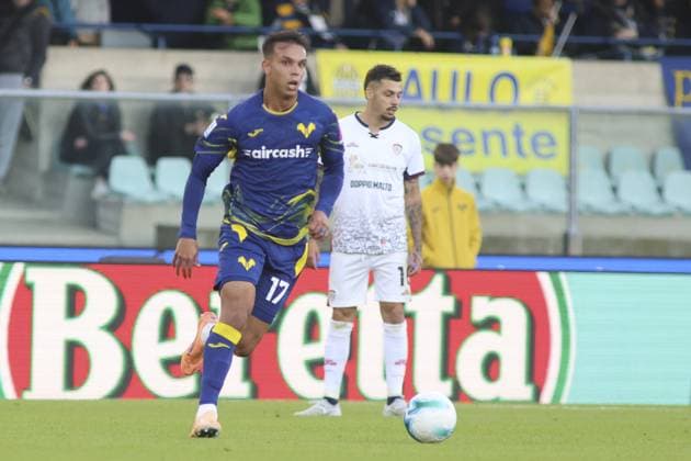 Giovane Santana do Nascimiento of Hellas Verona FC play the ball during Hellas Verona FC vs Cagliari Calcio, 8Â° Serie A Enilive 2025-26 game at Marcantonio Bentegodi stadium in Verona (VR), Italy, on October 26, 2025.  Copyright: xDavidexCasentini IPAxSportx xipa-agency.netx xx IPA_67107238 IPA_Agency_IPA67107238