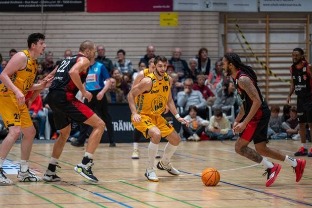 Nicolas Bretzel Bozic Estriche Knights Kirchheim, 21 , Dennis Heinzmann Bayer Giants Leverkusen, 22 , Aeneas Jung Bozic Estriche Knights Kirchheim, 19 , Donte Nicholas Bayer Giants Leverkusen, 15 , Kobe Langley Bayer Giants Leverkusen, 08 , GER, Bozic Estriche Knights Kirchheim vs Bayer Giants Leverkusen, BARMER 2 Basketball Bundesliga, 05 Matchday, Season 2025 2026, 26 10 2025 GER, Bozic Estriche Knights Kirchheim vs Bayer Giants Leverkusen, BARMER 2 Basketball Bundesliga, 05 Matchday, Season 2025 2026, 26 10 2025 Kirchheim unter Teck Copyright: xEibner-Pressefoto SilasxKunzx EP_SKZ