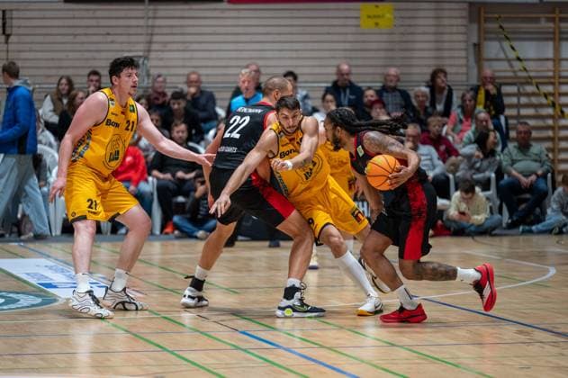 Nicolas Bretzel Bozic Estriche Knights Kirchheim, 21 , Dennis Heinzmann Bayer Giants Leverkusen, 22 , Aeneas Jung Bozic Estriche Knights Kirchheim, 19 , Donte Nicholas Bayer Giants Leverkusen, 15 , GER, Bozic Estriche Knights Kirchheim vs Bayer Giants Leverkusen, BARMER 2 Basketball Bundesliga, 05 Matchday, Season 2025 2026, 26 10 2025 GER, Bozic Estriche Knights Kirchheim vs Bayer Giants Leverkusen, BARMER 2 Basketball Bundesliga, 05 Matchday, Season 2025 2026, 26 10 2025 Kirchheim unter Teck Copyright: xEibner-Pressefoto SilasxKunzx EP_SKZ