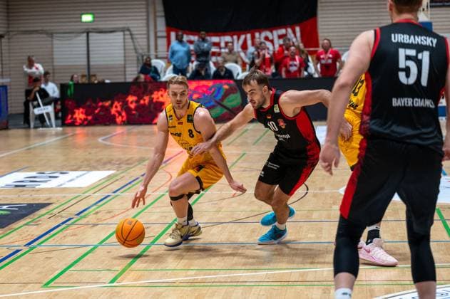 Lucas Mayer Bozic Estriche Knights Kirchheim, 08 , Sebastian Brach Bayer Giants Leverkusen, 10 , Nicholas Gerard Spinoso Bozic Estriche Knights Kirchheim, 13 , Soeren Eyke Urbansky Bayer Giants Leverkusen, 51 , GER, Bozic Estriche Knights Kirchheim vs Bayer Giants Leverkusen, BARMER 2 Basketball Bundesliga, 05 Matchday, Season 2025 2026, 26 10 2025 GER, Bozic Estriche Knights Kirchheim vs Bayer Giants Leverkusen, BARMER 2 Basketball Bundesliga, 05 Matchday, Season 2025 2026, 26 10 2025 Kirchheim unter Teck Copyright: xEibner-Pressefoto SilasxKunzx EP_SKZ