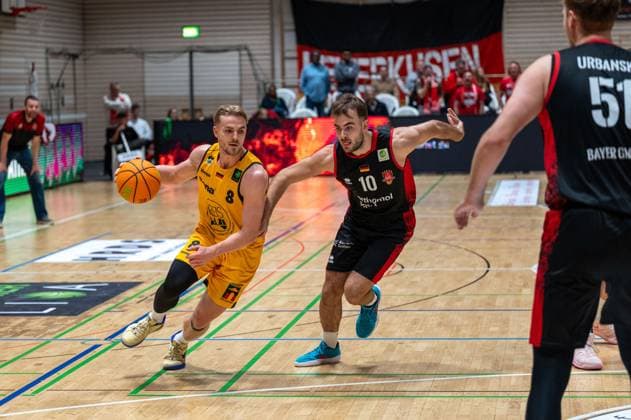 Lucas Mayer Bozic Estriche Knights Kirchheim, 08 , Sebastian Brach Bayer Giants Leverkusen, 10 , Soeren Eyke Urbansky Bayer Giants Leverkusen, 51 , GER, Bozic Estriche Knights Kirchheim vs Bayer Giants Leverkusen, BARMER 2 Basketball Bundesliga, 05 Matchday, Season 2025 2026, 26 10 2025 GER, Bozic Estriche Knights Kirchheim vs Bayer Giants Leverkusen, BARMER 2 Basketball Bundesliga, 05 Matchday, Season 2025 2026, 26 10 2025 Kirchheim unter Teck Copyright: xEibner-Pressefoto SilasxKunzx EP_SKZ
