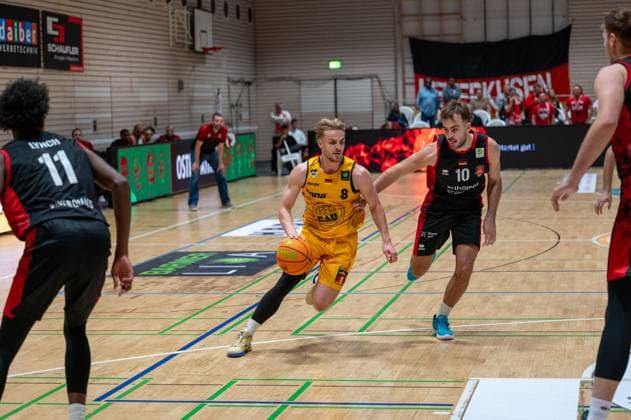 Ricardo Lynch Bayer Giants Leverkusen, 11 , Lucas Mayer Bozic Estriche Knights Kirchheim, 08 , Sebastian Brach Bayer Giants Leverkusen, 10 , GER, Bozic Estriche Knights Kirchheim vs Bayer Giants Leverkusen, BARMER 2 Basketball Bundesliga, 05 Matchday, Season 2025 2026, 26 10 2025 GER, Bozic Estriche Knights Kirchheim vs Bayer Giants Leverkusen, BARMER 2 Basketball Bundesliga, 05 Matchday, Season 2025 2026, 26 10 2025 Kirchheim unter Teck Copyright: xEibner-Pressefoto SilasxKunzx EP_SKZ