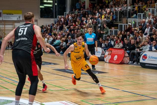 Soeren Eyke Urbansky Bayer Giants Leverkusen, 51 , Gian Bahattin Aydinoglu Bozic Estriche Knights Kirchheim, 04 , GER, Bozic Estriche Knights Kirchheim vs Bayer Giants Leverkusen, BARMER 2 Basketball Bundesliga, 05 Spieltag, Saison 2025 2026, 26 10 2025 GER, Bozic Estriche Knights Kirchheim vs Bayer Giants Leverkusen, BARMER 2 Basketball Bundesliga, 05 Spieltag, Saison 2025 2026, 26 10 2025 Kirchheim unter Teck Copyright: xEibner-Pressefoto SilasxKunzx EP_SKZ