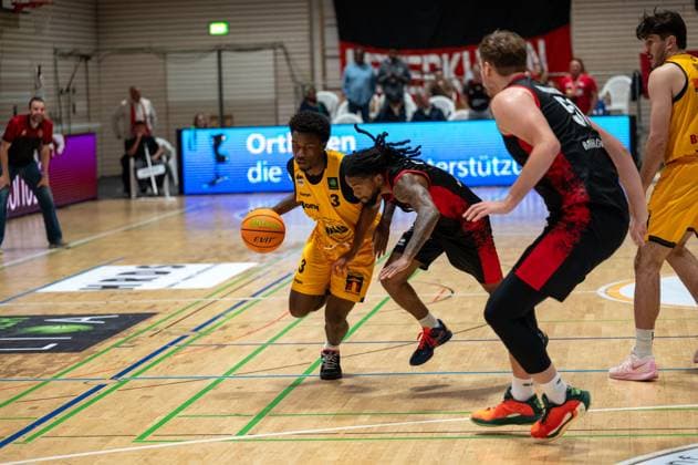 Charles Tyrone Harris Jr Bozic Estriche Knights Kirchheim, 03 , Kobe Langley Bayer Giants Leverkusen, 08 , Soeren Eyke Urbansky Bayer Giants Leverkusen, 51 , Nicholas Gerard Spinoso Bozic Estriche Knights Kirchheim, 13 , GER, Bozic Estriche Knights Kirchheim vs Bayer Giants Leverkusen, BARMER 2 Basketball Bundesliga, 05 Matchday, Season 2025 2026, 26 10 2025 GER, Bozic Estriche Knights Kirchheim vs Bayer Giants Leverkusen, BARMER 2 Basketball Bundesliga, 05 Matchday, Season 2025 2026, 26 10 2025 Kirchheim unter Teck Copyright: xEibner-Pressefoto SilasxKunzx EP_SKZ