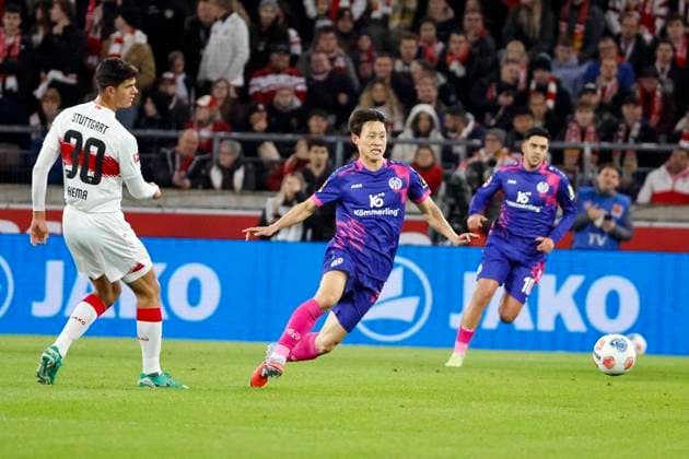 Chema VfB Stuttgart, 30 and Jae sung Lee 1 FSV Mainz, 07 fighting for the ball , Germany, Football, 1 Bundesliga, 8 Matchday, 2025 2026, VfB Stuttgart vs 1 FSV Mainz 05, 26 10 2025, MHP Arena, Stuttgart, Germany Stuttgart MHP Arena Baden Württemberg Germany Copyright: xGrantxHubbsx