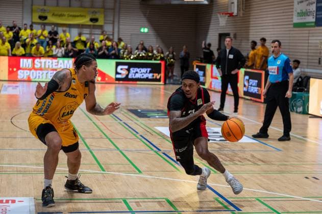 Tylan James Pope Bozic Estriche Knights Kirchheim, 09 , John Williams Jr Bayer Giants Leverkusen, 21 , GER, Bozic Estriche Knights Kirchheim vs Bayer Giants Leverkusen, BARMER 2 Basketball Bundesliga, 05 Spieltag, Saison 2025 2026, 26 10 2025 GER, Bozic Estriche Knights Kirchheim vs Bayer Giants Leverkusen, BARMER 2 Basketball Bundesliga, 05 Spieltag, Saison 2025 2026, 26 10 2025 Kirchheim unter Teck Copyright: xEibner-Pressefoto SilasxKunzx EP_SKZ