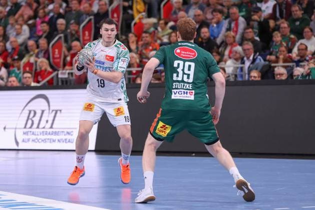 26 10 2025, xgox, Handball Daikin HBL, TSV Hannover Burgdorf SC Magdeburg emspor, v l Elvar Oern Jonsson Magdeburg, 19 am Ball, plays the ball Hannover