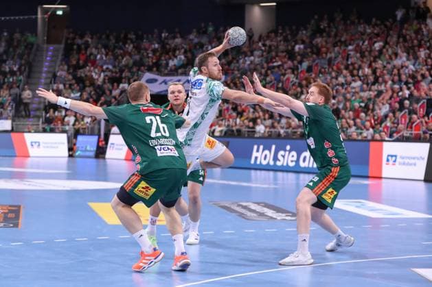 26 10 2025, xgox, Handball Daikin HBL, TSV Hannover Burgdorf SC Magdeburg emspor, v l Albin Lagergren Magdeburg, 21 throws goal, Torschuetze, erzielt Tor, Treffer, scores the goal Hannover