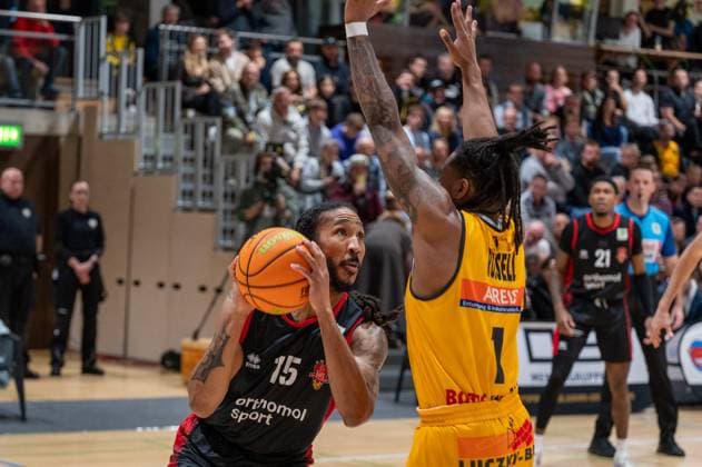 Donte Nicholas Bayer Giants Leverkusen, 15 , Phillip Montreal Russell Bozic Estriche Knights Kirchheim, 01 , GER, Bozic Estriche Knights Kirchheim vs Bayer Giants Leverkusen, BARMER 2 Basketball Bundesliga, 05 Spieltag, Saison 2025 2026, 26 10 2025 GER, Bozic Estriche Knights Kirchheim vs Bayer Giants Leverkusen, BARMER 2 Basketball Bundesliga, 05 Spieltag, Saison 2025 2026, 26 10 2025 Kirchheim unter Teck Copyright: xEibner-Pressefoto SilasxKunzx EP_SKZ