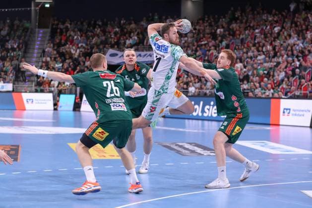 26 10 2025, xgox, Handball Daikin HBL, TSV Hannover Burgdorf SC Magdeburg emspor, v l Albin Lagergren Magdeburg, 21 throws goal, Torschuetze, erzielt Tor, Treffer, scores the goal Hannover