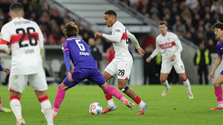 Stuttgart, Bundesliga Football VfB Stuttgart vs 1 FSV Mainz 05, v l Kaisho Sano Mainz Nicolas Nartey VfB In accordance with the regulations of the DFL German Football League, it is prohibited to use or have used photographs taken in the stadium and or of the match in the form of sequential images and or video-like photo series