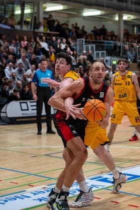 Dennis Heinzmann Bayer Giants Leverkusen, 22 , Nicolas Bretzel Bozic Estriche Knights Kirchheim, 21 , Nil Failenschmid Clavera Bozic Estriche Knights Kirchheim, 15 , GER, Bozic Estriche Knights Kirchheim vs Bayer Giants Leverkusen, BARMER 2 Basketball Bundesliga, 05 Matchday, Season 2025 2026, 26 10 2025 GER, Bozic Estriche Knights Kirchheim vs Bayer Giants Leverkusen, BARMER 2 Basketball Bundesliga, 05 Matchday, Season 2025 2026, 26 10 2025 Kirchheim unter Teck Copyright: xEibner-Pressefoto SilasxKunzx EP_SKZ