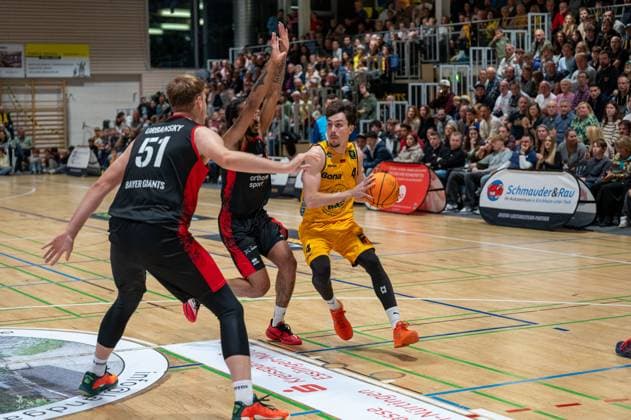 Soeren Eyke Urbansky Bayer Giants Leverkusen, 51 , Donte Nicholas Bayer Giants Leverkusen, 15 , Gian Bahattin Aydinoglu Bozic Estriche Knights Kirchheim, 04 , GER, Bozic Estriche Knights Kirchheim vs Bayer Giants Leverkusen, BARMER 2 Basketball Bundesliga, 05 Matchday, Season 2025 2026, 26 10 2025 GER, Bozic Estriche Knights Kirchheim vs Bayer Giants Leverkusen, BARMER 2 Basketball Bundesliga, 05 Matchday, Season 2025 2026, 26 10 2025 Kirchheim unter Teck Copyright: xEibner-Pressefoto SilasxKunzx EP_SKZ