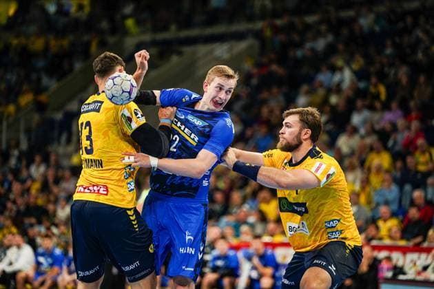 26 10 2025, xdaymx, Handball Daikin HBL, Rhein Neckar Loewen TVB Stuttgart f l Sebastian Heymann RNL , Torben Matzken TVG and Steven Plucnar Jacobson RNL Mannheim
