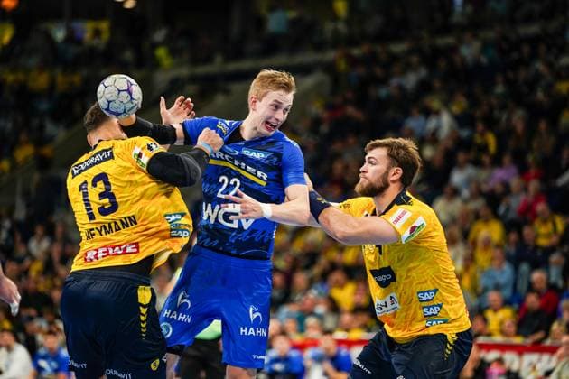 26 10 2025, xdaymx, Handball Daikin HBL, Rhein Neckar Loewen TVB Stuttgart f l Sebastian Heymann RNL , Torben Matzken TVG and Steven Plucnar Jacobson RNL Mannheim