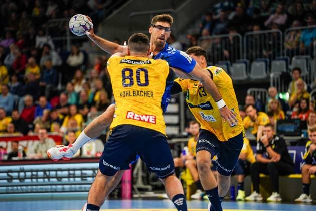 26 10 2025, xdaymx, Handball Daikin HBL, Rhein Neckar Loewen TVB Stuttgart v l Jannik Kohlbacher RNL , Antonio Serradilla TVG Sebastian Heymann RNL Mannheim