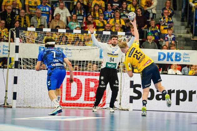 26 10 2025, xdaymx, Handball Daikin HBL, Rhein Neckar Loewen TVB Stuttgart v l 7 Meter vl Kasper Lien TVG , Daniel Rebmann TVG Haukur Thrastarson RNL Mannheim