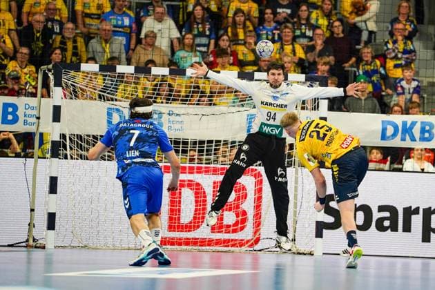 26 10 2025, xdaymx, Handball Daikin HBL, Rhein Neckar Loewen TVB Stuttgart v l 7 Meter vl Kasper Lien TVG , Daniel Rebmann TVG Haukur Thrastarson RNL Mannheim