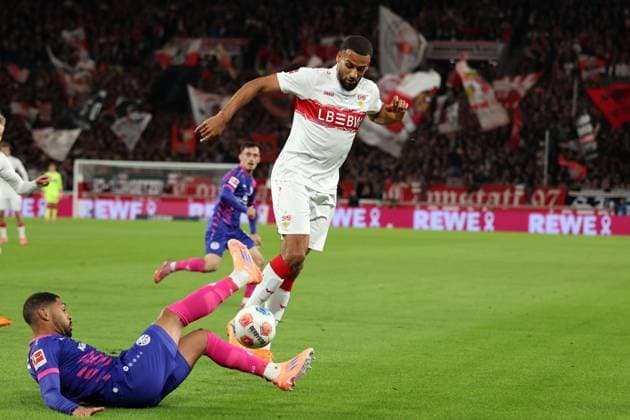 26 10 2025, xrekx, Fussball 1 Bundesliga, VfB Stuttgart 1 FSV Mainz 05 v l Phillipp Mwene 1 FSV Mainz 05 Josha Vagnoman VfB Stuttgart Zweikampf, Aktion, action, battle for the ball DFL DFB REGULATIONS PROHIBIT ANY USE OF PHOTOGRAPHS as IMAGE SEQUENCES and or QUASI VIDEO Stuttgart