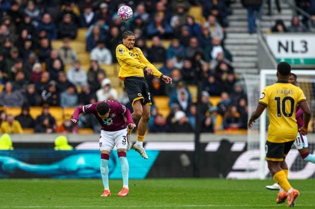 Wolverhampton Wanderers v Burnley - Premier League Jean-Ricner Bellegarde of Wolverhampton Wanderers gets above Quilindschy Hartman of Burnley FC to head the ball forward during the Premier League match between Wolverhampton Wanderers and Burnley at Molineux in Wolverhampton, England, on October 26, 2025. Wolverhampton West Midlands United Kingdom  Copyright: xMIxNewsx originalFilename:fletcher-wolverha251026_np9kt.jpg