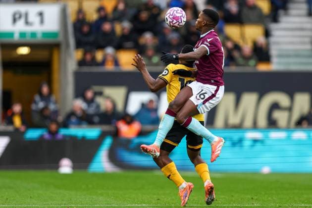 Wolverhampton Wanderers v Burnley - Premier League Florentino of Burnley FC climbs on the shoulders of Jhon Arias of Wolverhampton Wanderers to head the ball during the Premier League match between Wolverhampton Wanderers and Burnley at Molineux in Wolverhampton, on October 26, 2025. Wolverhampton West Midlands United Kingdom  Copyright: xMIxNewsx originalFilename:fletcher-wolverha251026_npWqD.jpg