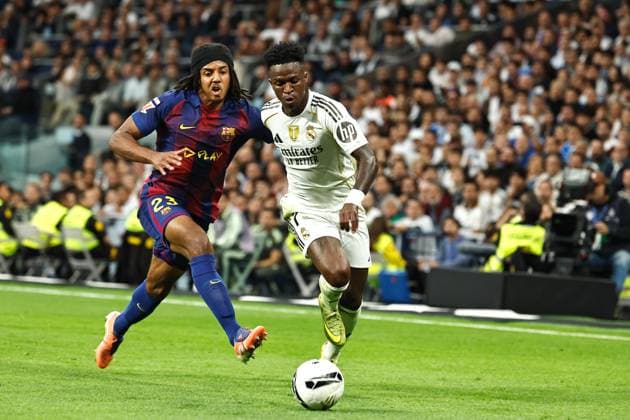 (L-R) Jules Kounde (Barcelona), Vinicius Junior (Real), OCTOBER 26, 2025 - Football Soccer : Spanish LaLiga EA Sports match between Real Madrid CF - FC Barcelona, Barca at the Estadio Santiago Bernabeu in Madrid, Spain. Noxthirdxpartyxsales  aflo_308297829